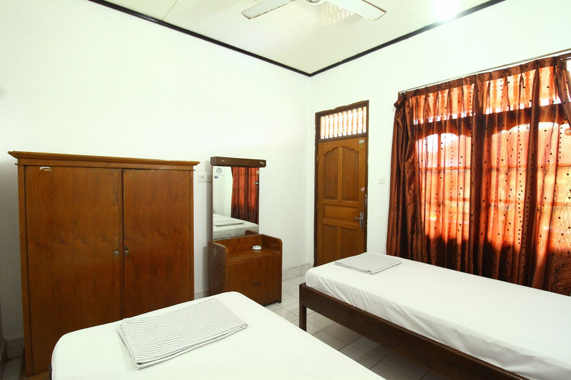 Dua Dara Inn Kuta Легиан Экстерьер фото