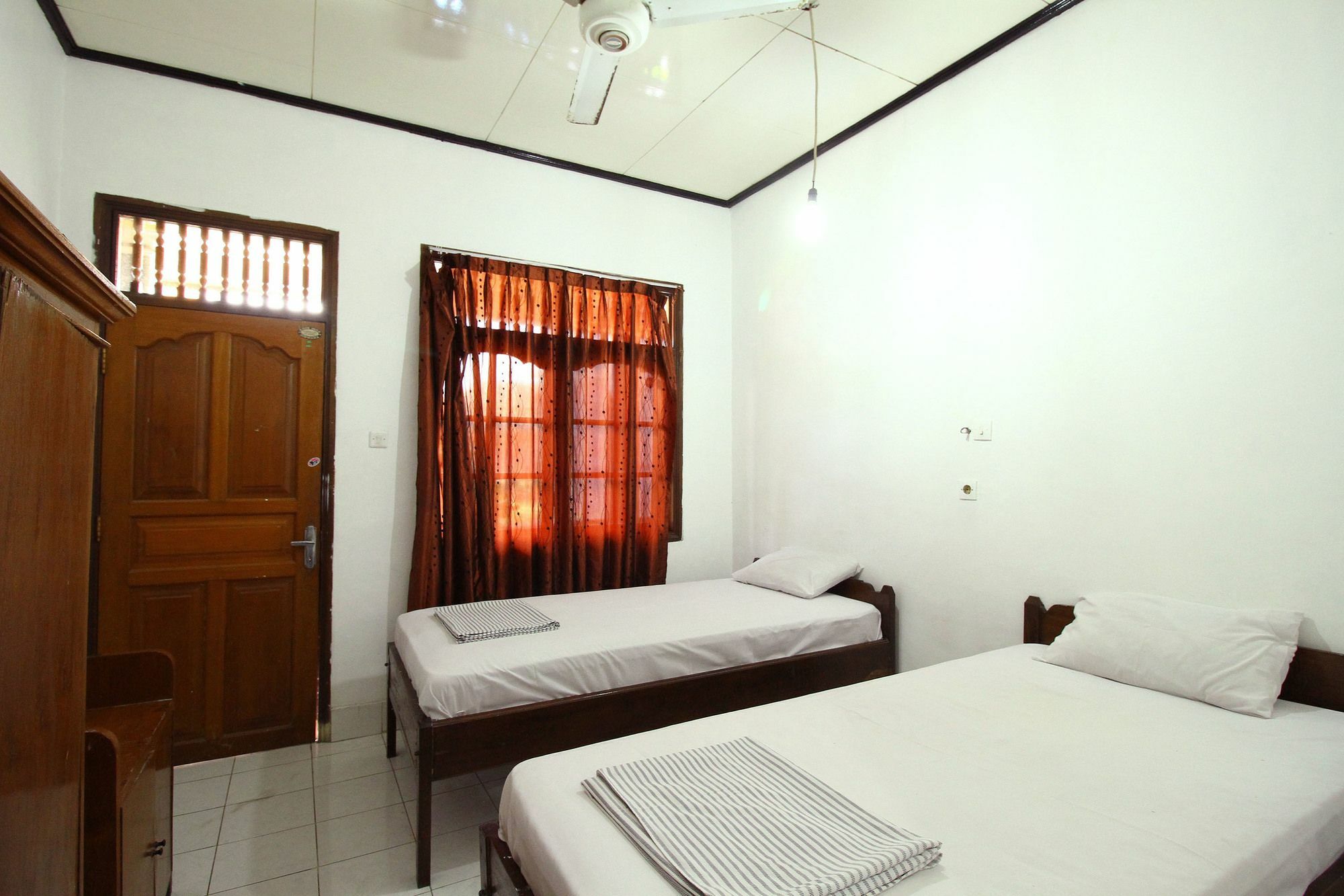 Dua Dara Inn Kuta Легиан Экстерьер фото