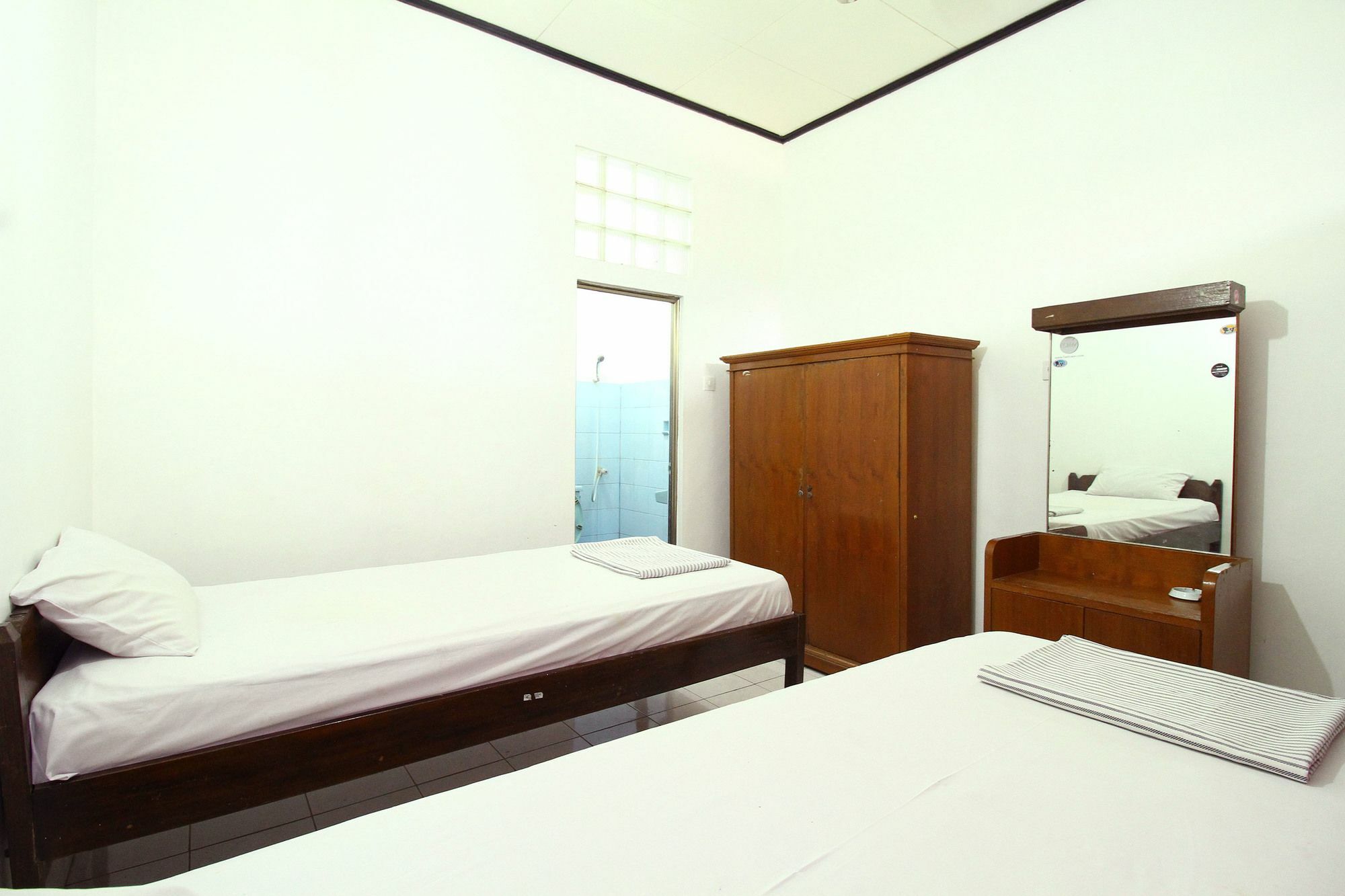 Dua Dara Inn Kuta Легиан Экстерьер фото