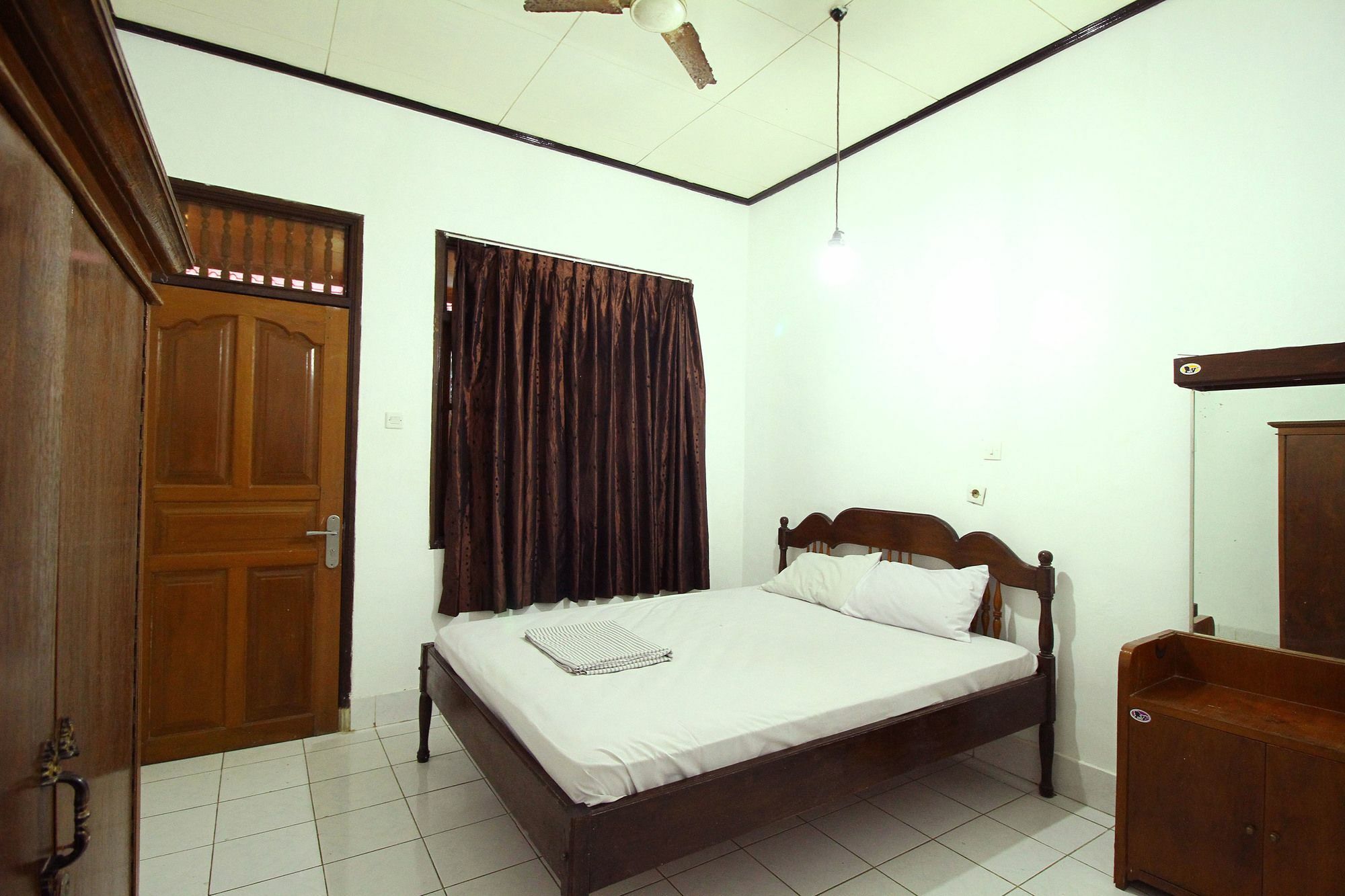 Dua Dara Inn Kuta Легиан Экстерьер фото